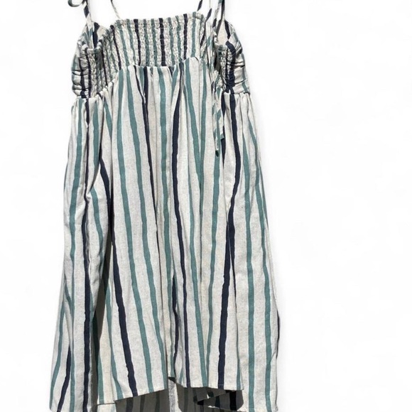 Midi dress featuring a smocked bodice and a flowing skirt - Picture 5 of 5